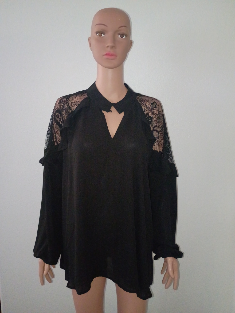 Torrid Size 14-16 1x Black Blouse. Extra Buttons.
